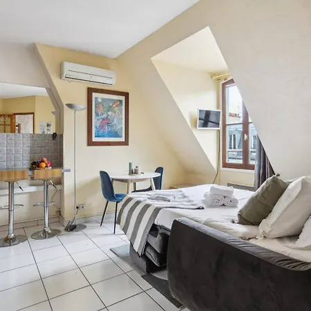 Eiffel Tower & Faubourg Flat *