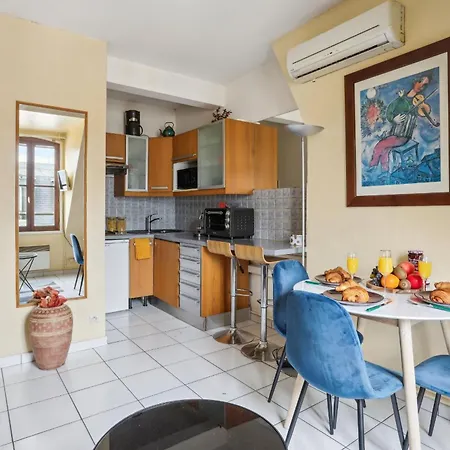 Eiffel Tower & Faubourg Flat Apartment Paris
